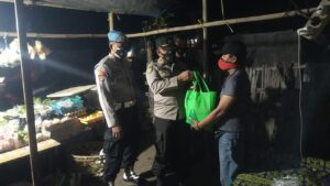 Patroli Skala Besar PPKM Kontinyu Dilakukan Polres Sumbawa Dengan Bagikan Paket Sembako