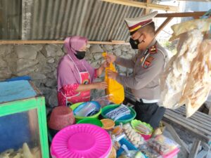Satlantas Polres Sumbawa Kembali Salurkan Puluhan Paket Sembako Di Masa PPKM Mikro