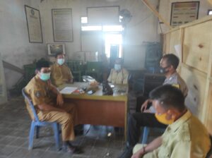 Bhabinkamtibmas Teluk Santong Patroli Sambang Maksimalkan Program PPKM Mikro