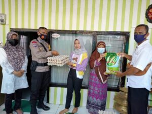 Bhabinkamtibmas Polsek Sumbawa Salurkan Bantuan Sembako Kepada Warga Isolasi Mandiri