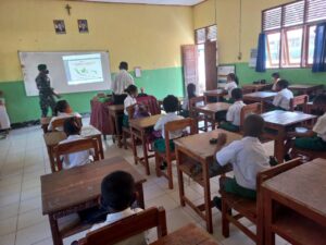 Dansatgas Pamtas Yonif 742/SWY Dorong Anak-anak Perbatasan Untuk Raih Cita-Cita Dengan Rajin Belajar