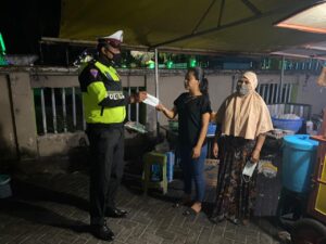 Patroli Skala Besar Polres Sumbawa Bagikan Masker Dimasa PPKM Mikro