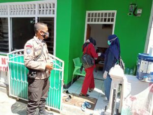 Dampingi Tim Tracer Puskesmas , Bhabinkamtibmas Kelurahan Bugis Datangi Beberapa Rumah Warga