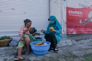 Ringankan Beban Warga, Pedagang Lansia Dapat Bantuan Sembako Dari Bunda Niken
