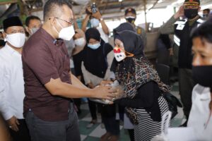 Gelontorkan Bantuan, Gub Zul Kembalikan Senyum Cerah Para Pedagang di Pantai Ampenan