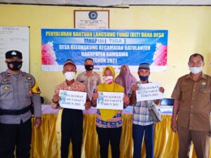 Bhabinkamtibmas Klungkung Sumbawa Lakukan Pendampingan Dan Pengawasan Penyaluran Bansos BLT-DD