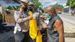 Salurkan Paket Sembako di Pinggir Kota, Satlantas Polres Sumbawa Tak Henti “PATROLI SEDEKAH”