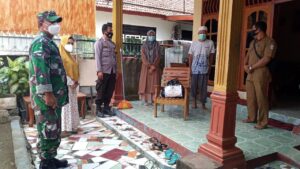 Bhabinkamtibmas Kelurahan Arab Kenangan Sumbawa Barat Dampingi Kegiatan Bansos Kepada Warga