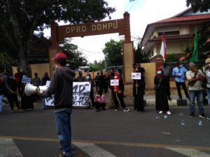 Demo Tolak Perpanjangan PPKM dan Vaksinasi Paksa, Puluhan Warga Datangi Kantor DPRD Dompu