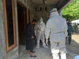 Satgas Covid-19 Kecamatan Maluk Jemput Pasien Positif Untuk Diisolasi Terpusat