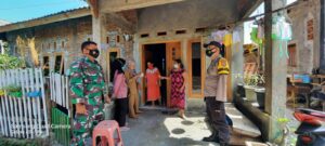 Dampingi Tracing kontak, Bhabinkamtibmas dan Babinsa Berikan Semangat Kepada Warga