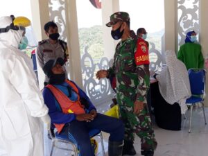 Cegah Penyebaran Covid-19, UPTD Puskesmas Brang Rea Rapid Puluhan Orang