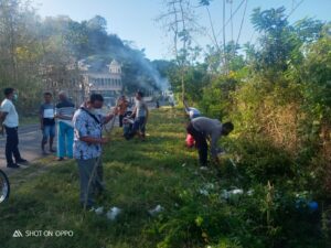 Bhabinkamtibmas Polsek Poto Tano Ikut Bersihkan Sampah Bersama Warga