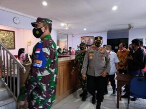 Kunjungi Pasien Isoter, Kapolda NTB Apresiasi Penanganan Covid Pemda Sumbawa