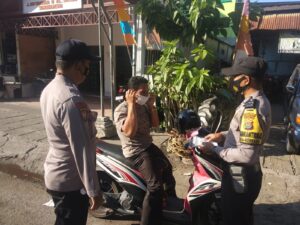 Turunkan Angka Covid-19, Polsek Sumbawa Terus Lakukan Ops Yustisi Dengan Bagikan Masker Gratis
