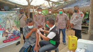 Aksi Batalyon Vaksinator Polisi Sambil Bagi Sembako Warga Sekitar Sirkuit Mandalika