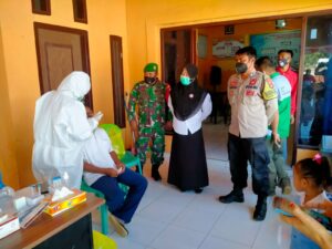 37 Orang Staf Desa dan Guru di Kecamatan Poto Tano Diswab Antigen
