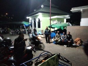Polisi dan SatPol PP Tertibkan Pedagang di Pasar Seketeng Yang Bandel