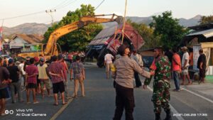 Hindari Sapi, Tronton Muat Dedak Terbalik Timpah Kios dan Rumah Warga Di Lape