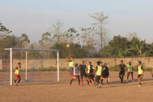 Berlaga Lawan Lamete FC, Satgas Pamtas Yonif 742/SWY Jalin Hubungan Dengan Pemuda