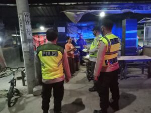 Anggota Polsek Seteluk Sumbawa Barat Tindak Pengunjung Pertokoan Yang Tidak Patuhi Prokes