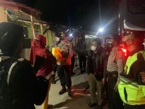 Patroli PPKM Gabungan Skala Besar Di Sumbawa Bagikan Paket Sembako