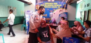 Bhabinkamtibmas Polsek Rhee Dampingi Warga Binaan Untuk Vaksinasi