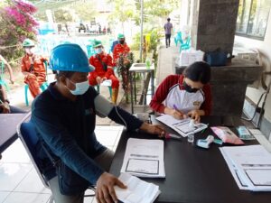 Polres Sumbawa Barat Laksanakan Vaksinasi di PLTU Kertasari, Ratusan Orang Divaksin