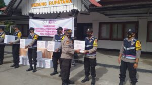 Sambut HKGB Ke 69, Bhayangkari Cabang Sumbawa Bagikan Bantuan Sembako