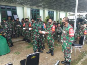 Dandim Serahkan Bantuan Masker Dari Pangdam IX/ Udayana Kepada Para Babinsa Kodim 1628/SB
