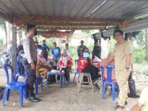 Bhabinkamtibmas Desa Meraran Laksanakan Pengamanan Registrasi Dan Vaksinasi Hewan