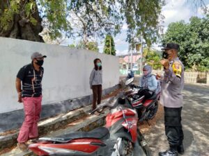 Tepis Hoax Tentang Vaksin , Bhabinkamtibmas Desa Sebewe Ajak Warga Binaannya Vaksiniasi
