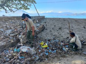 Banyak Sampah Berserakan di Pantai Balad, Dandim 1628/KSB Gelar Karya Bhakti