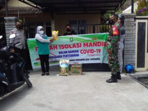 3 Pilar Kelurahan Pekat Berikan Bantuan Sembako Kepada Warga Yang Isolasi Mandiri