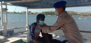 PPKM Skala Mikro, Sat Polairud Polres Sumbawa Patroli Rutin Bagikan Masker