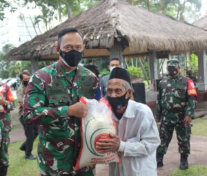 Danrem 162/WB Bagi Sembako Kepada Masyarakat Kurang Mampu di Wilayah Kodim 1606/Mataram