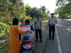 Polsek Buer Berikan Hadiah Bagi Pelanggar Prokes