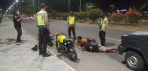 Tidak Patuhi Protokol Kesehatan, Anak Muda di Sumbawa Barat Diberi Sanksi Fisik