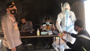 Polsek Kawasan  Pelabuhan Laut Tano Bersama Posko PPKM Gelar Swab Antigen Gratis Secara Acak