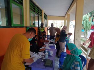 Bhabinkamtibmas Desa Mantar Dampingi Tim Vaksinator RSUD Asy Syifa Melaksanakan Vaksinasi