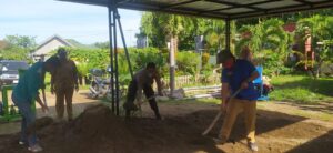 Persiapan Kunjungan Wagub NTB, Bhabinkamtibmas Desa Mura Ikut Gotong Royong