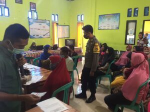 Pastikan Warganya Sehat, Bhabinkamtibmas Seminar Salit Lakukan Pendampingan Vaksin