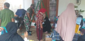Babinsa Koramil Seteluk Dampingi Penimbangan Balita dan Pemeriksaan Ibu Hamil
