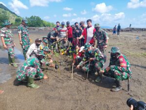 Dandim Sumbawa Tanam Mangrove di Pantai Labu Ijuk