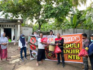 Ikatan Alumni Teknik (IKATEK) UNHAS Makassar Serahkan Bantuan Korban Banjir Lobar