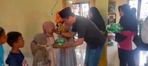 TBA dan Pemdes Bukit Damai Serahkan Santunan Anak Yatim Terdampak Covid-19