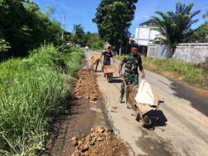 Babinsa Koramil Jajaran Kodim 1628/SB, Bersama Masyarakat Gotong Royong Bersihkan Dan Perbaiki Ruas Jalan Berlubang