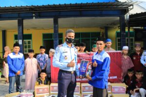 Sambut Hari Bhakti Imigrasi Ke-72, Kanim Sumbawa Gelar Bakti Sosial Serahkan Bantuan Uang dan Sembako
