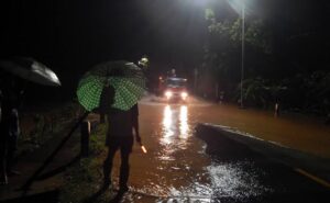 Intensitas Hujan Tinggi, Sungai Desa Senggigi Nyaris Meluap