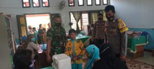 Sinergitas Babinsa dan Bhabinkamtibmas Tuntaskan Vaksinasi Umur 6-11 Tahun Tahap II di Kecamatan Seteluk